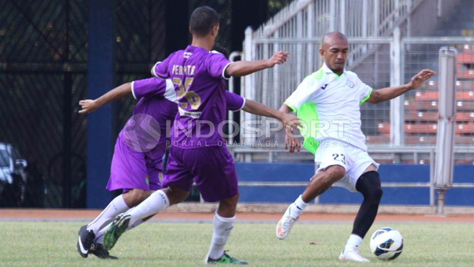 Mantan bek kiri Persija Jakarta, Leo Saputra (kanan) memperkuat tim Star Ball saat uji coba melawan Persita Tanggerang.